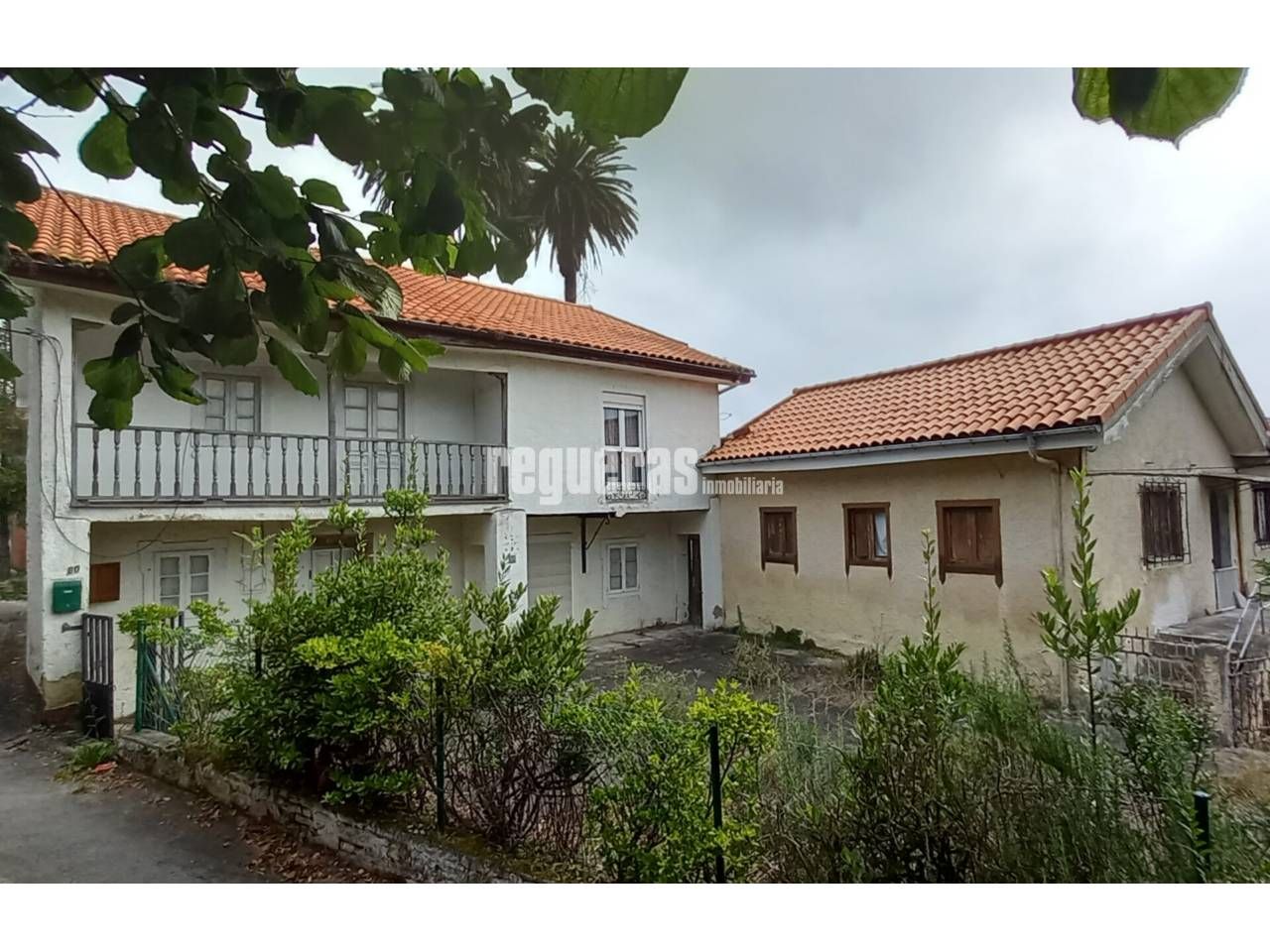 Vista exterior de Casa o xalet en venda en Castrillón amb Calefacció