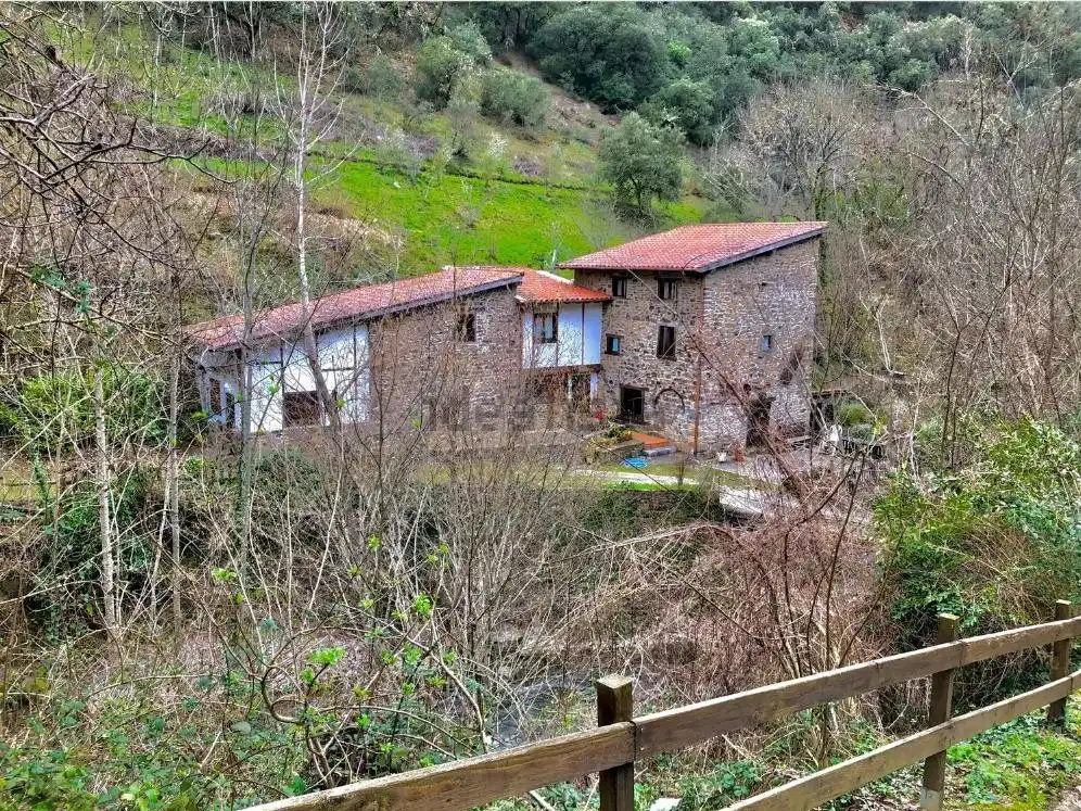 Vista exterior de Casa o xalet en venda en Pesaguero amb Calefacció, Terrassa i Moblat