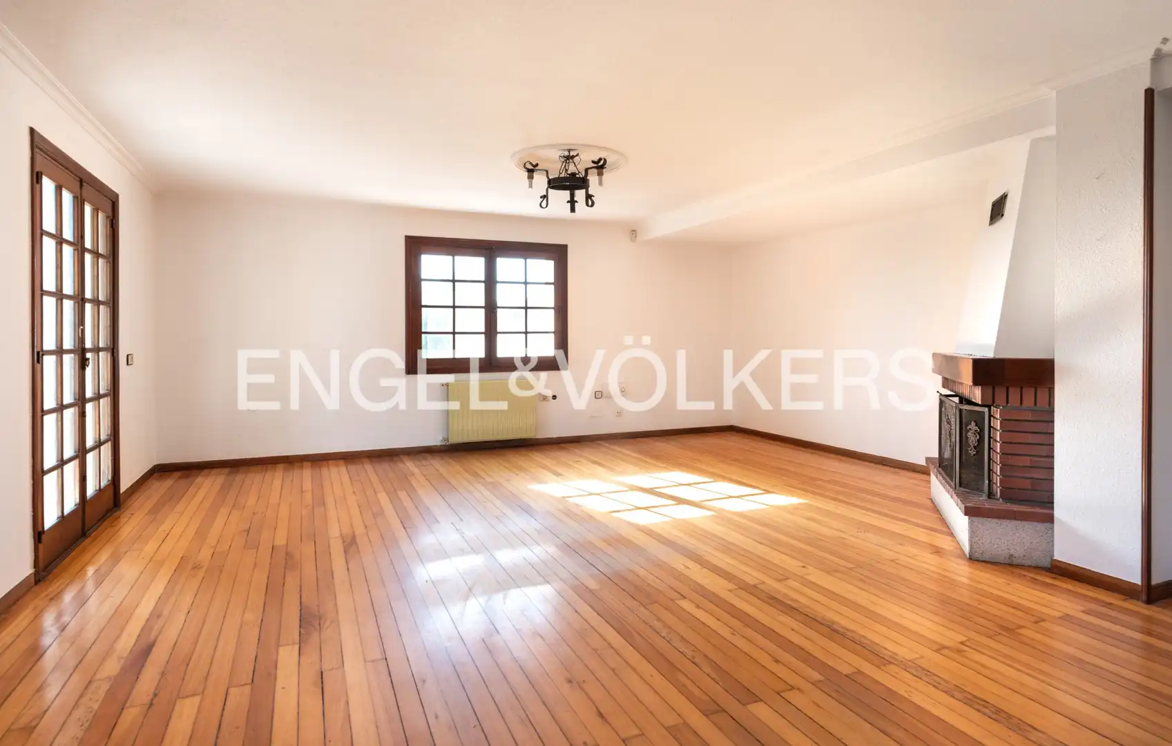 Sala d'estar de Casa o xalet en venda en Gijón  amb Calefacció, Jardí privat i Piscina