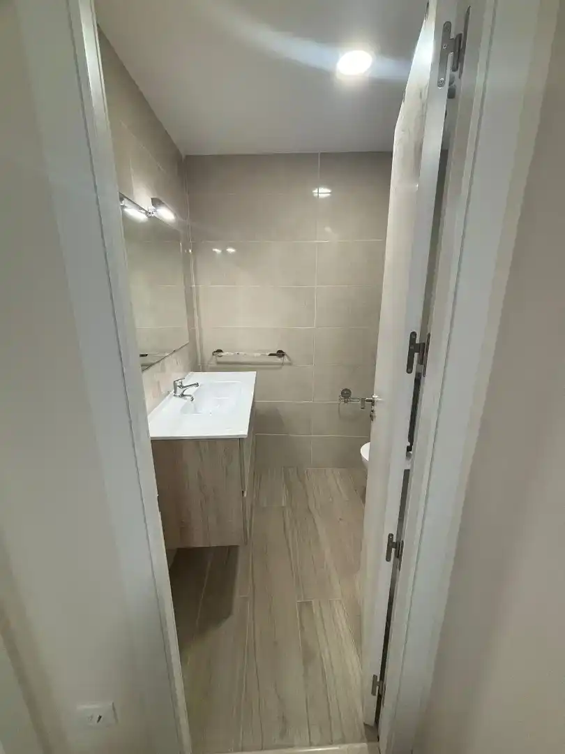 Bathroom of Flat for rent in Vigo   with Private garden, Parquet flooring and Storage room
