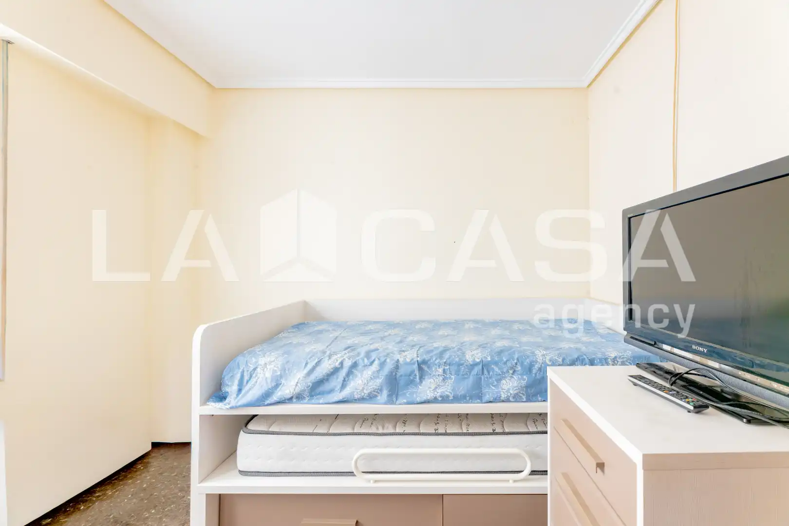 Bedroom of Flat for sale in Valencia  with Air Conditioner and Balcony