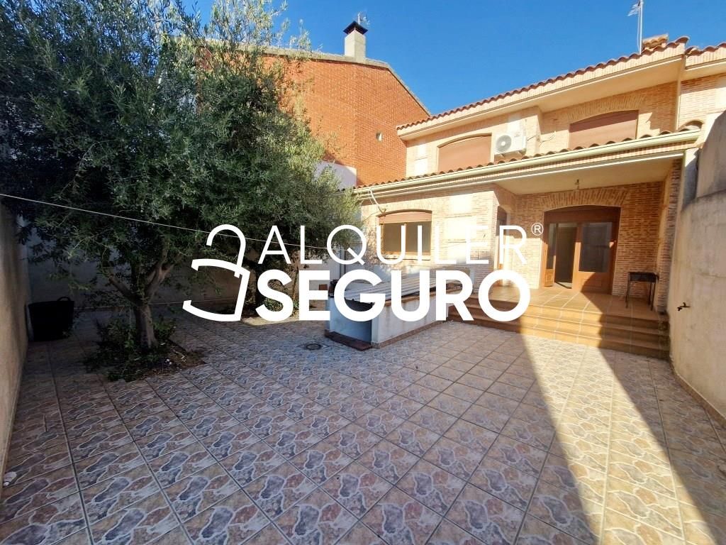 Vista exterior de Casa o xalet de lloguer en Navalcarnero amb Aire condicionat, Calefacció i Terrassa