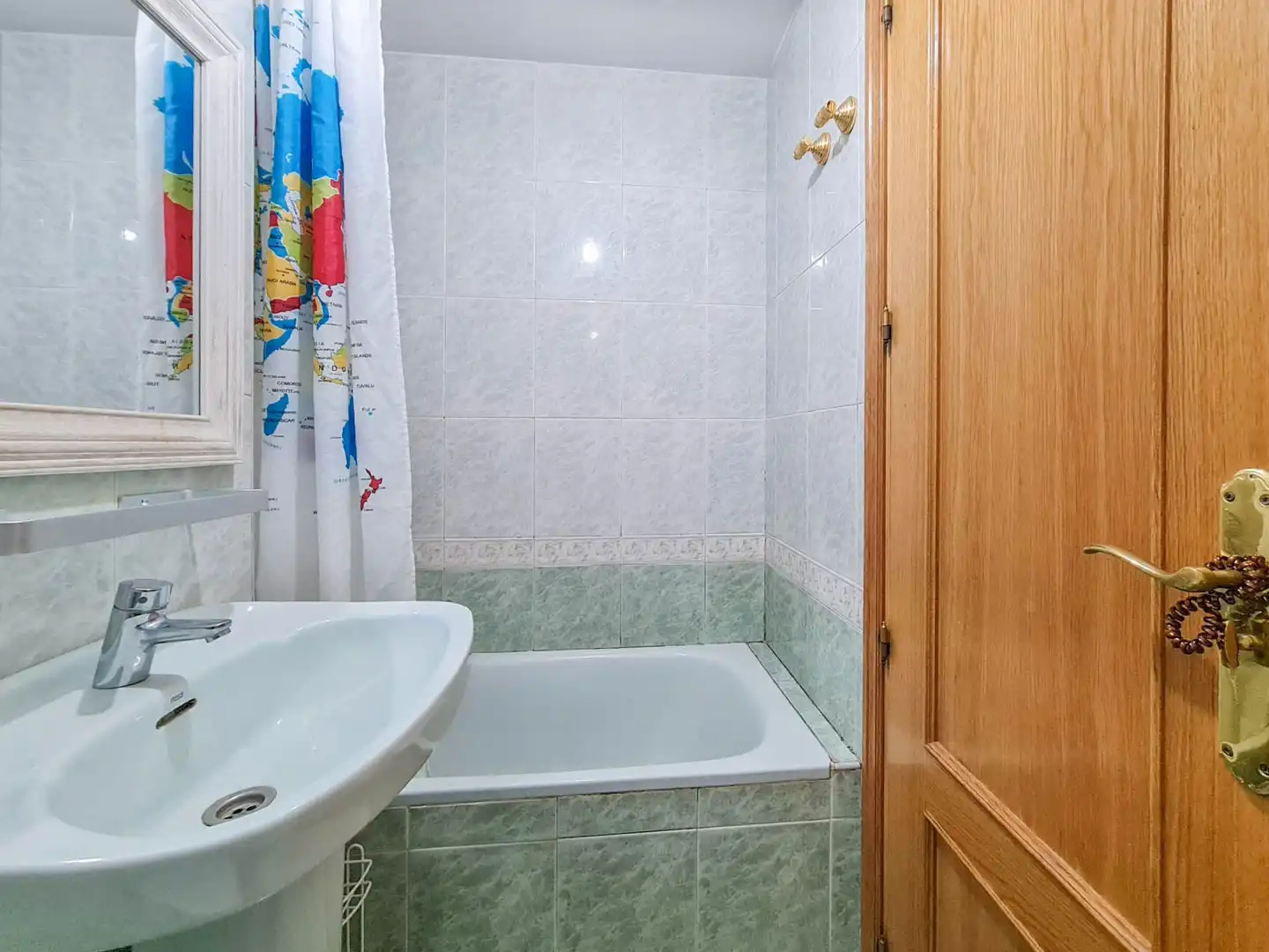 Bany de Apartament de lloguer en Madrid amb Calefacció, Parquet i Forn