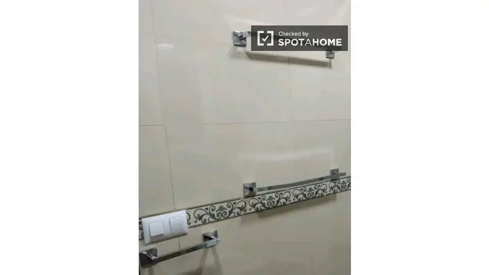Baño de Piso para compartir en Barcelona con Aire acondicionado, Calefacción y Amueblado
