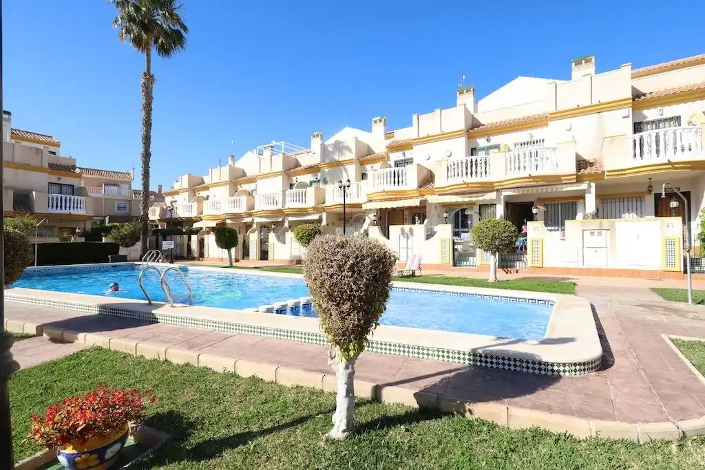 Vista exterior de Casa adosada de lloguer en Orihuela amb Aire condicionat, Calefacció i Jardí privat