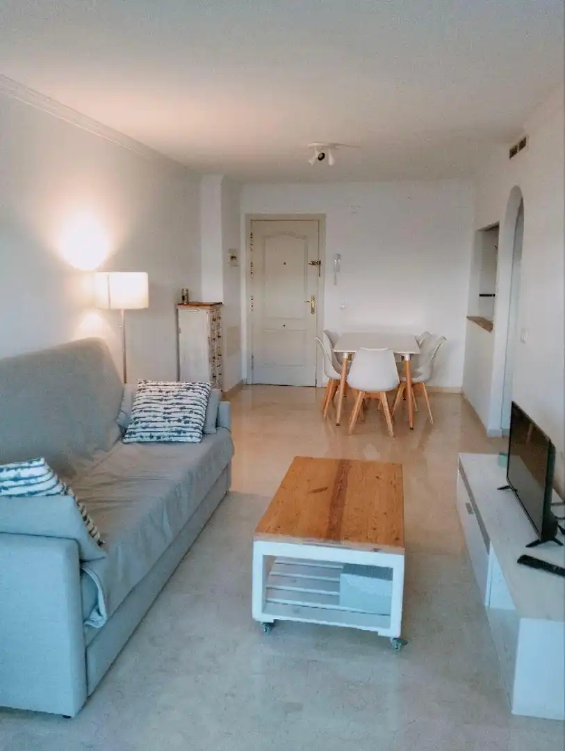 Sala de estar de Piso en venta en Benalmádena con Jardín privado, Terraza y Amueblado