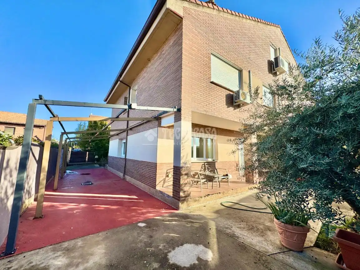 Vista exterior de Casa adosada en venta en Yunquera de Henares con Aire acondicionado y Calefacción