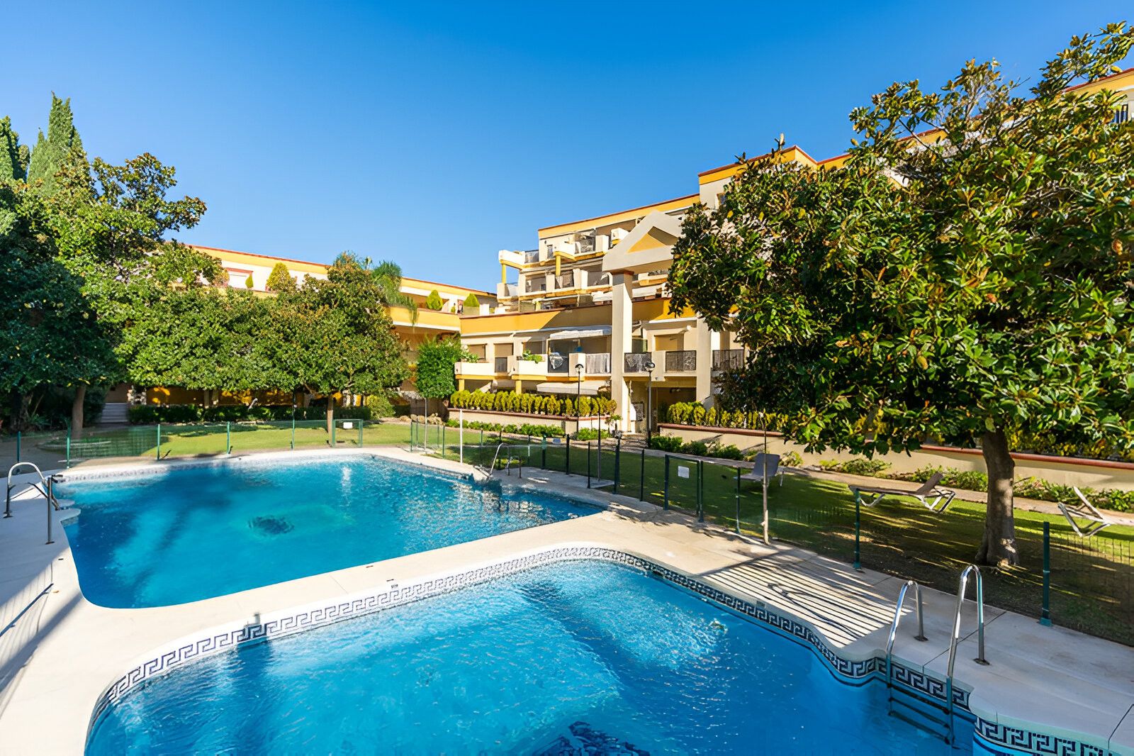 Garden of Planta baja for sale in Marbella  with Air Conditioner, Terrace and Swimming Pool