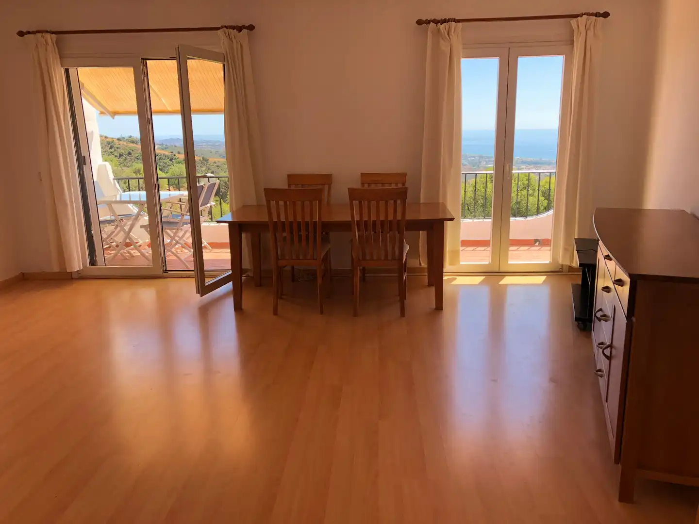 Esszimmer von Dachboden zum Verkauf in Marbella mit Parkett, Terrasse und Ofen