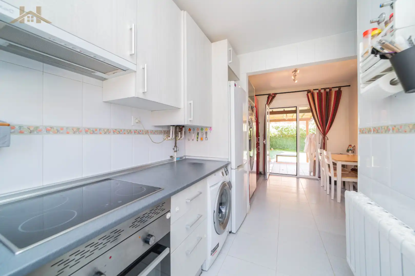 Küche von Einfamilien-Reihenhaus zum Verkauf in Boadilla del Monte mit Heizung, Privatgarten und Mikrowelle