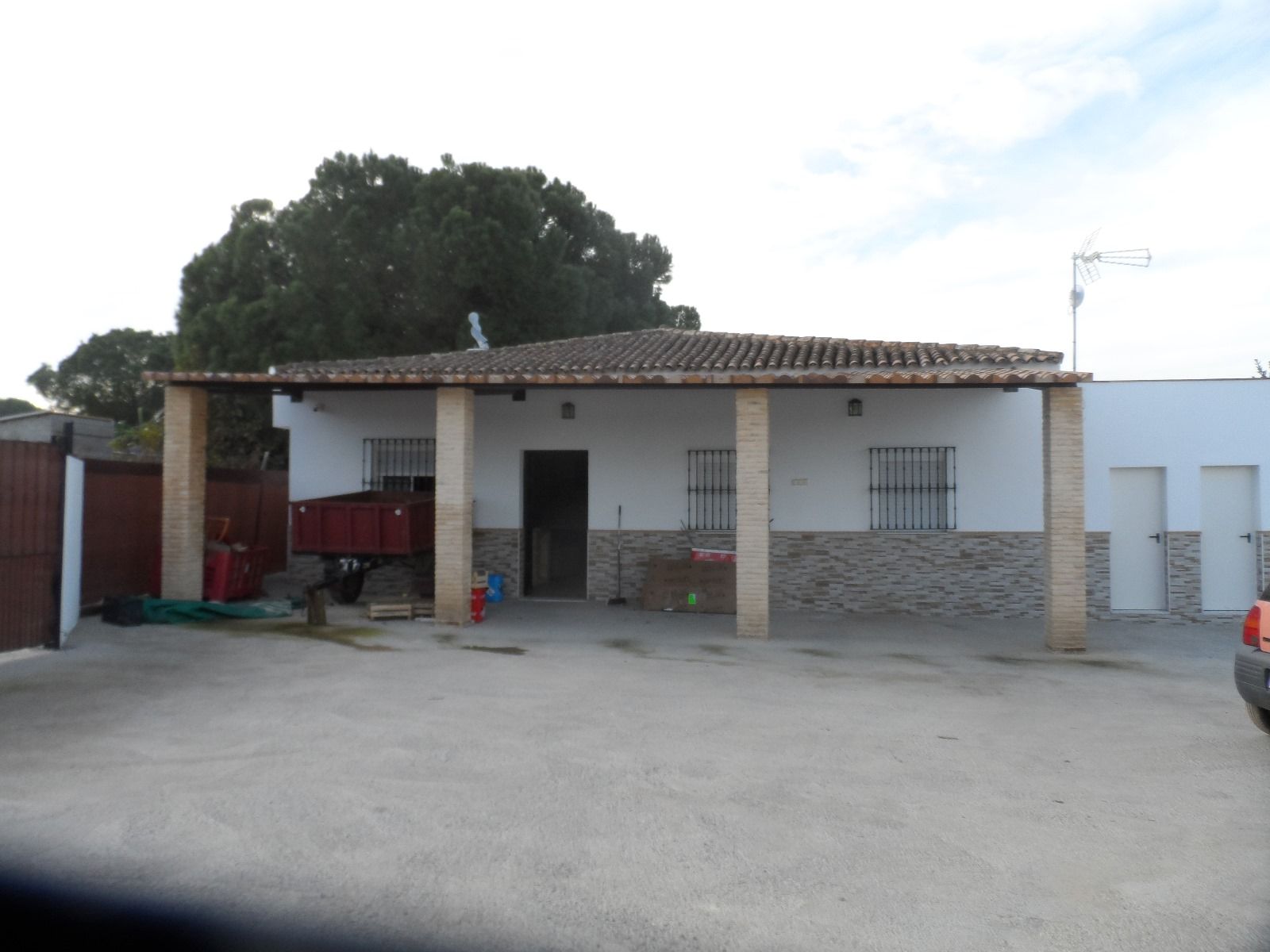 Vista exterior de Casa o xalet en venda en La Puebla del Río amb Piscina