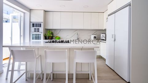 Casa reformada en venta con cochera y dos terrazas.