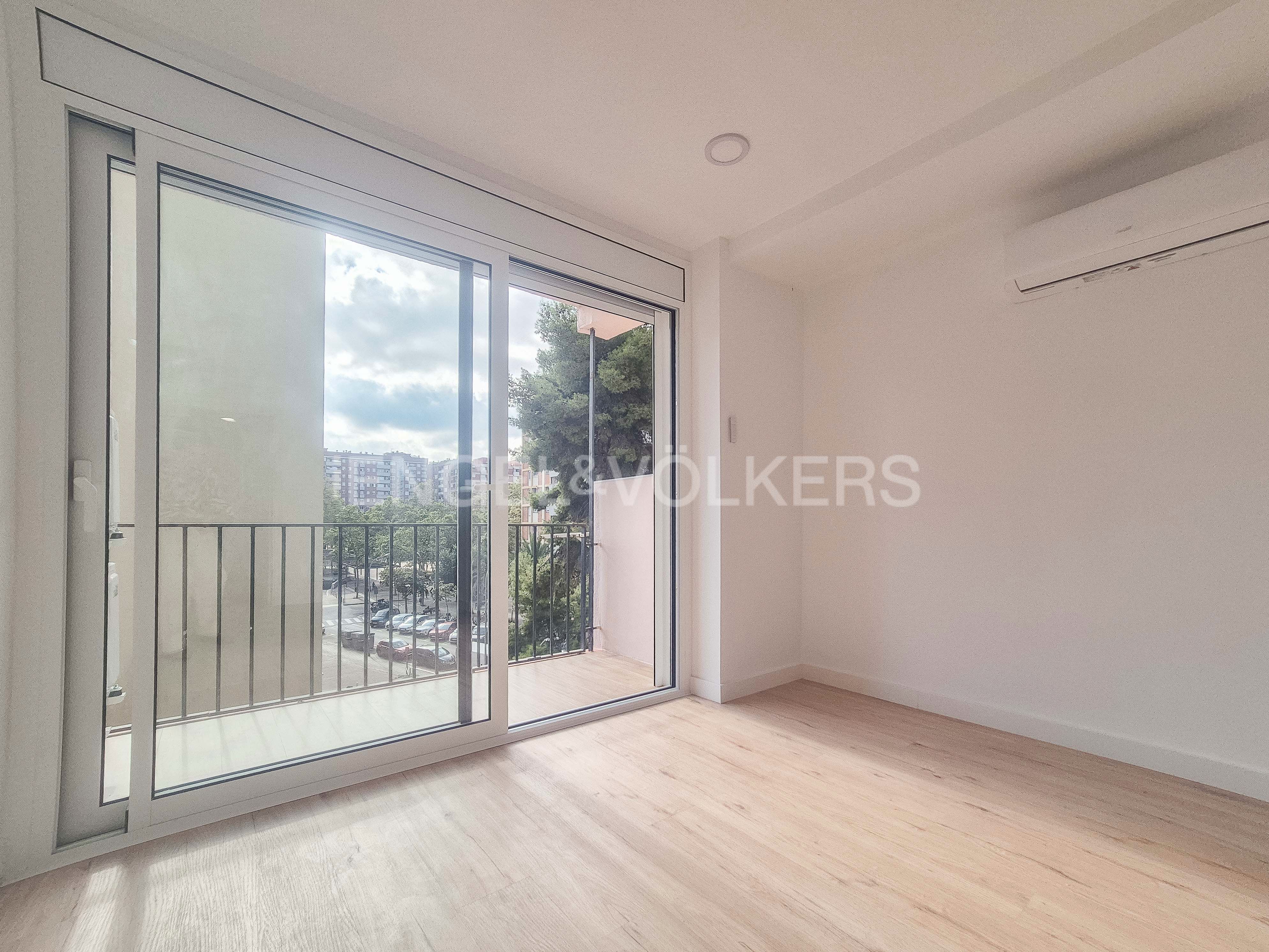 Balcony of Apartment for sale in  Barcelona Capital  with Air Conditioner and Heating