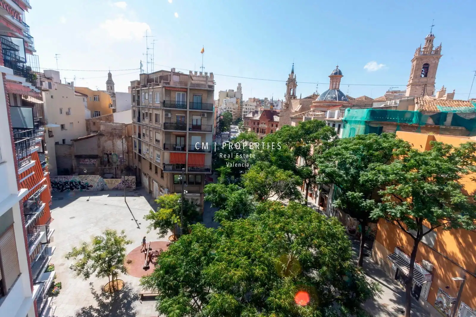 Àtic de lloguer a en Colom, El Mercat