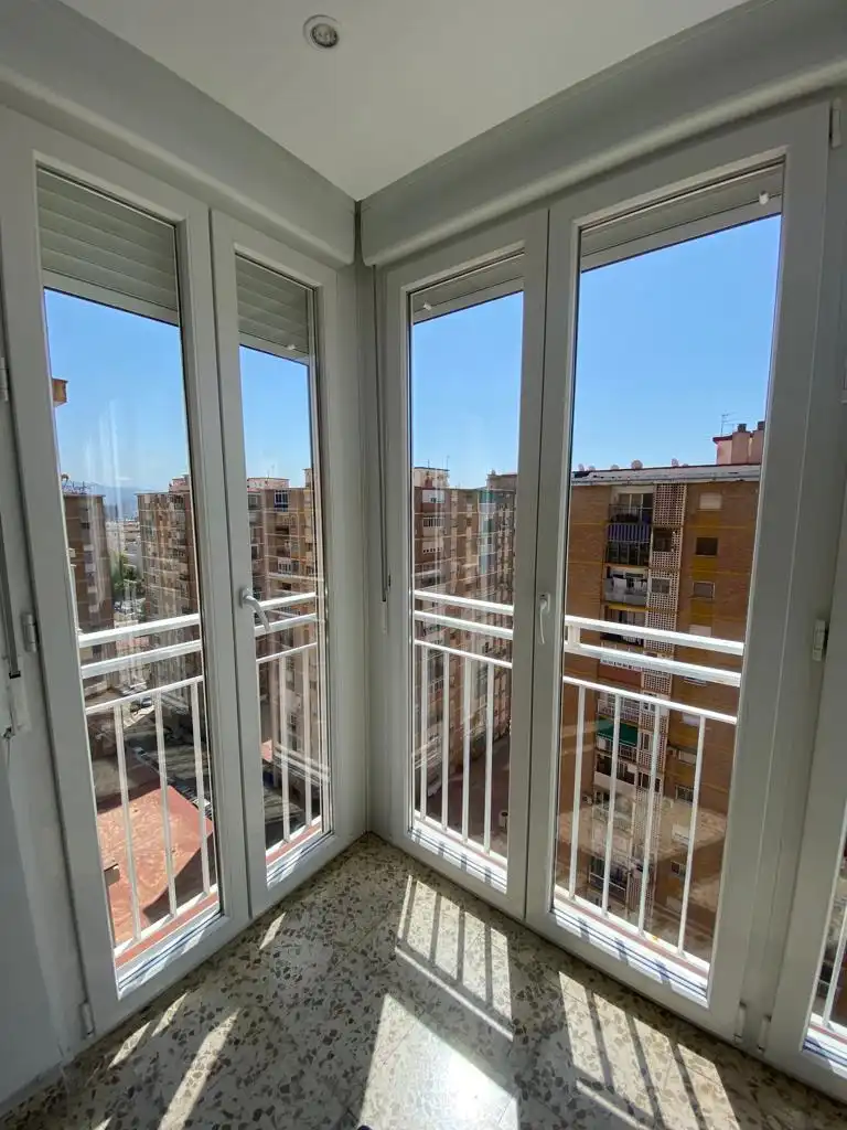 Terrassa de Pis per a compartir en Málaga amb Aire condicionat, Moblat i Alarma