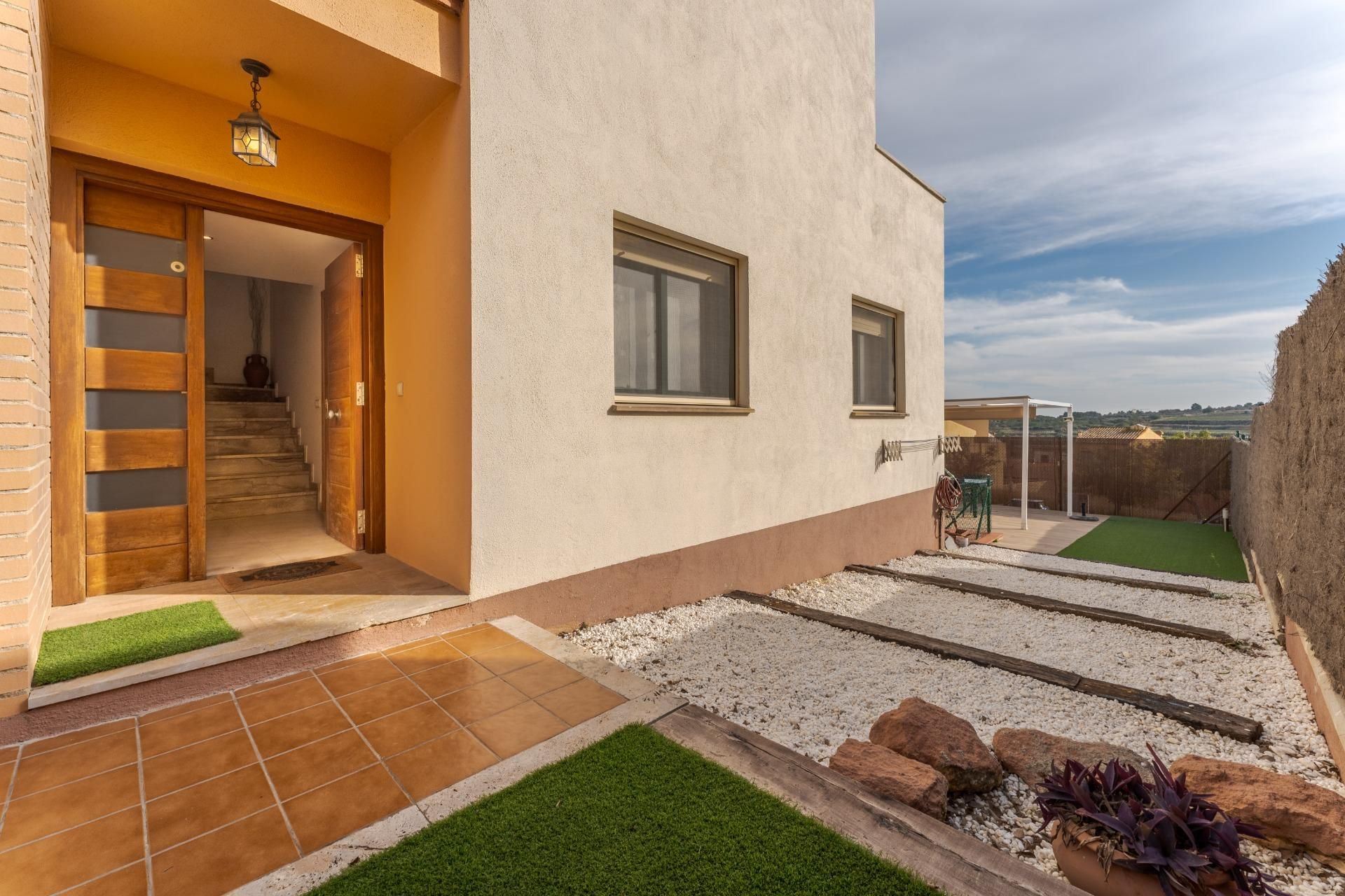Vista exterior de Casa adosada en venda en La Nou de Gaià amb Aire condicionat, Jardí privat i Terrassa