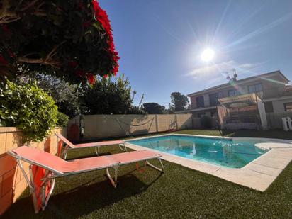 Piscina de Casa adosada en venda en Vilanova i la Geltrú amb Jardí privat, Terrassa i Piscina