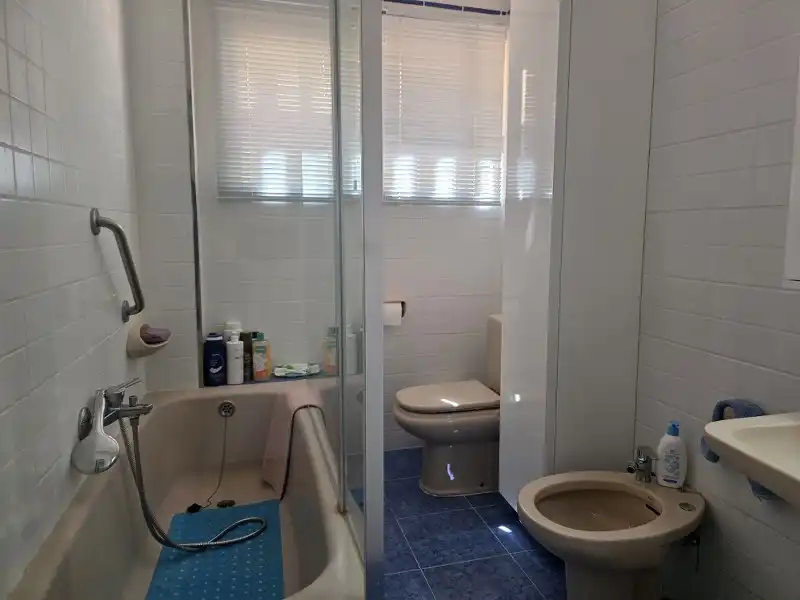 Badezimmer von Wohnungen zum Verkauf in Cullera mit Klimaanlage, Heizung und Parkett