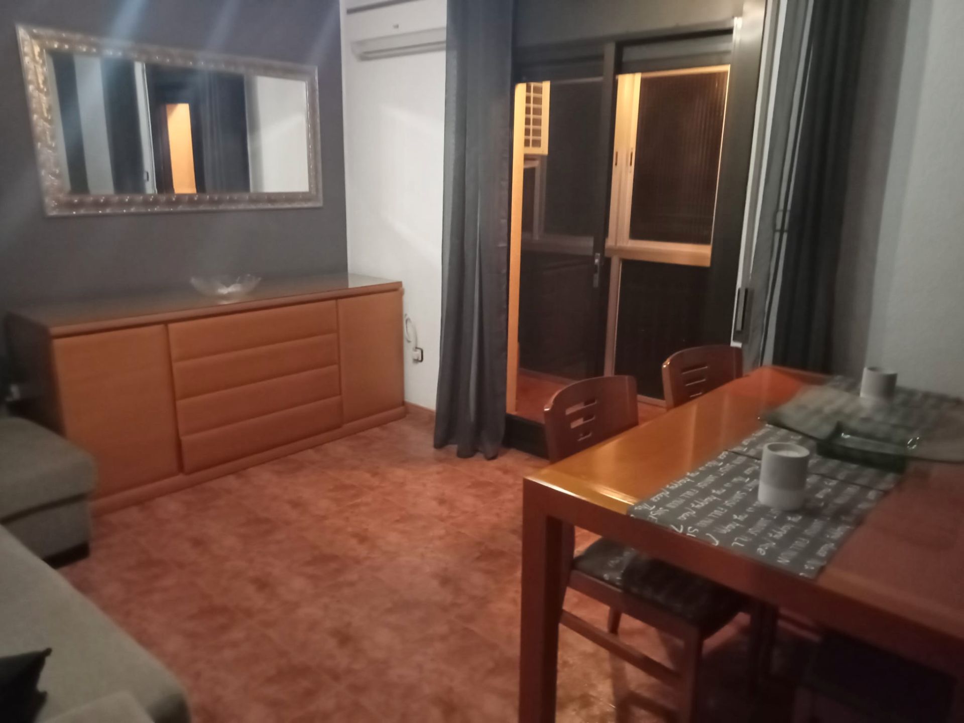 Menjador de Pis en venda en L'Hospitalet de Llobregat amb Moblat, Forn i Balcó