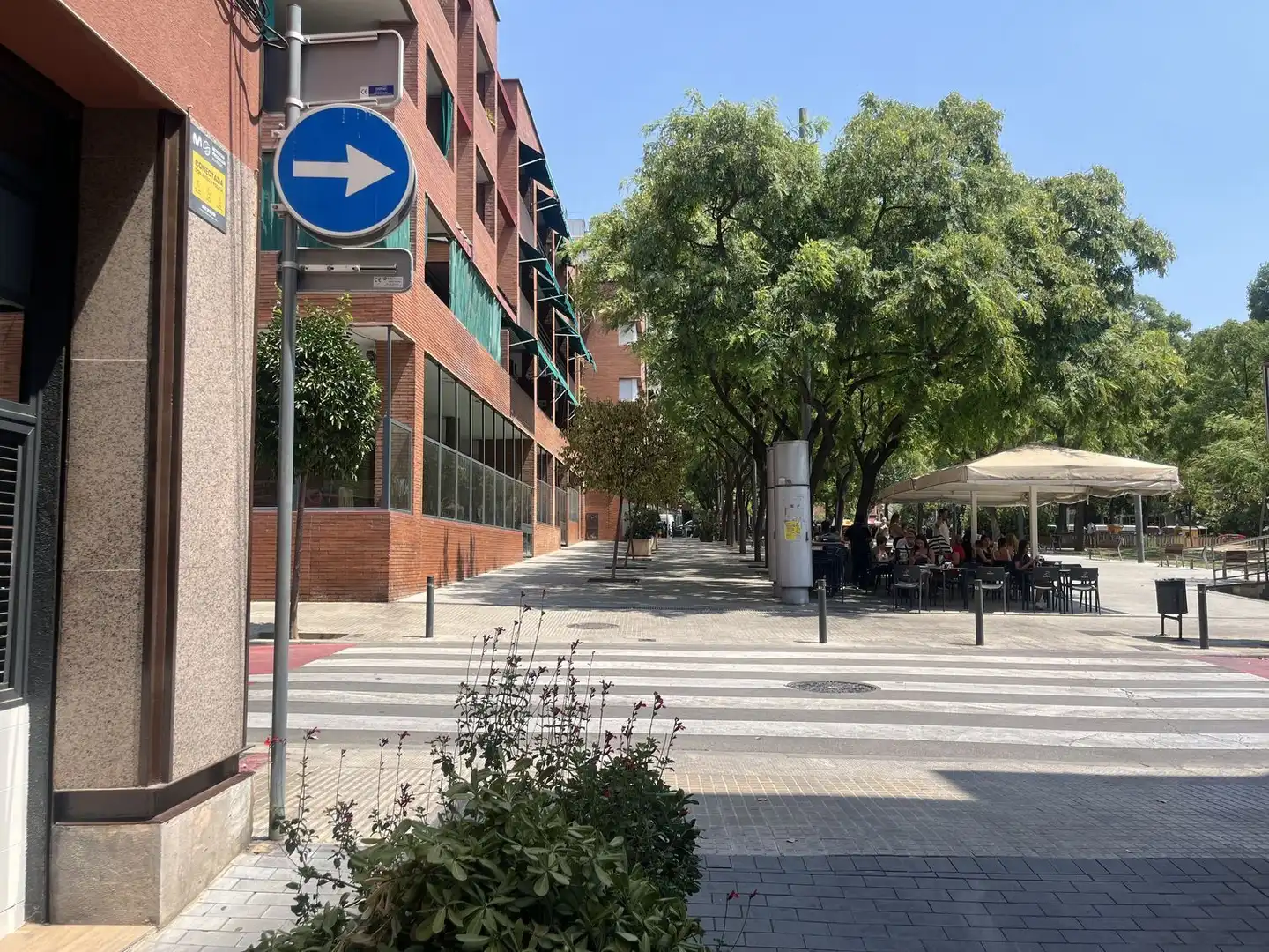 Vista exterior de Local en venda en Esplugues de Llobregat