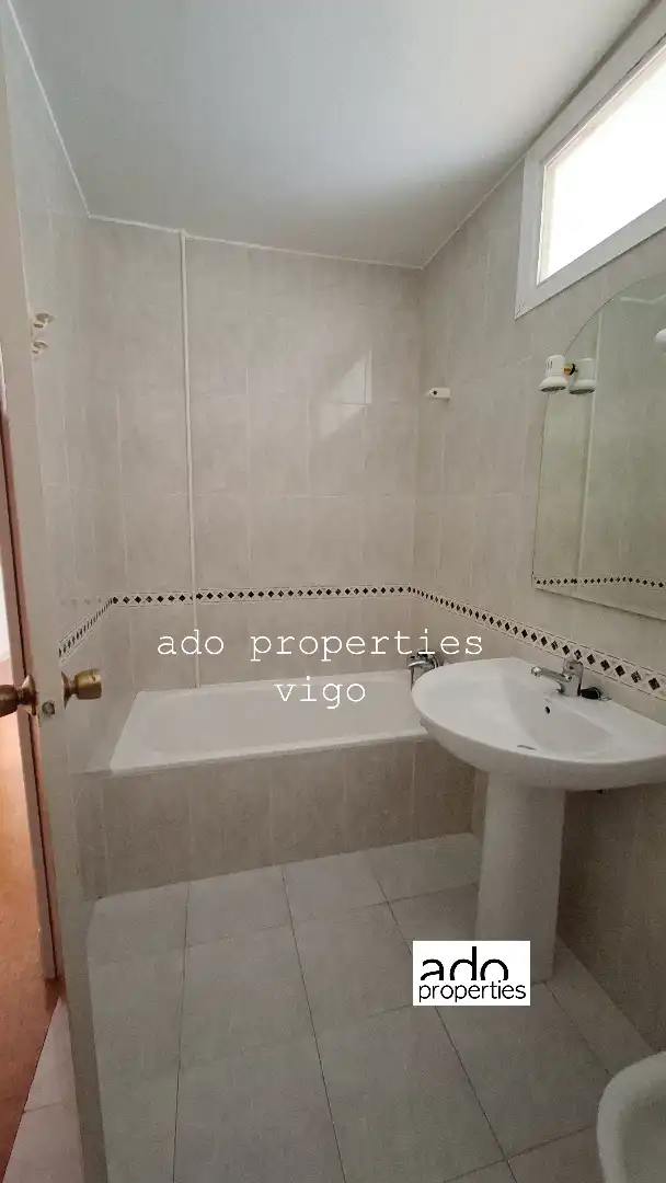 Baño de Piso en venta en Vigo  con Terraza y Trastero
