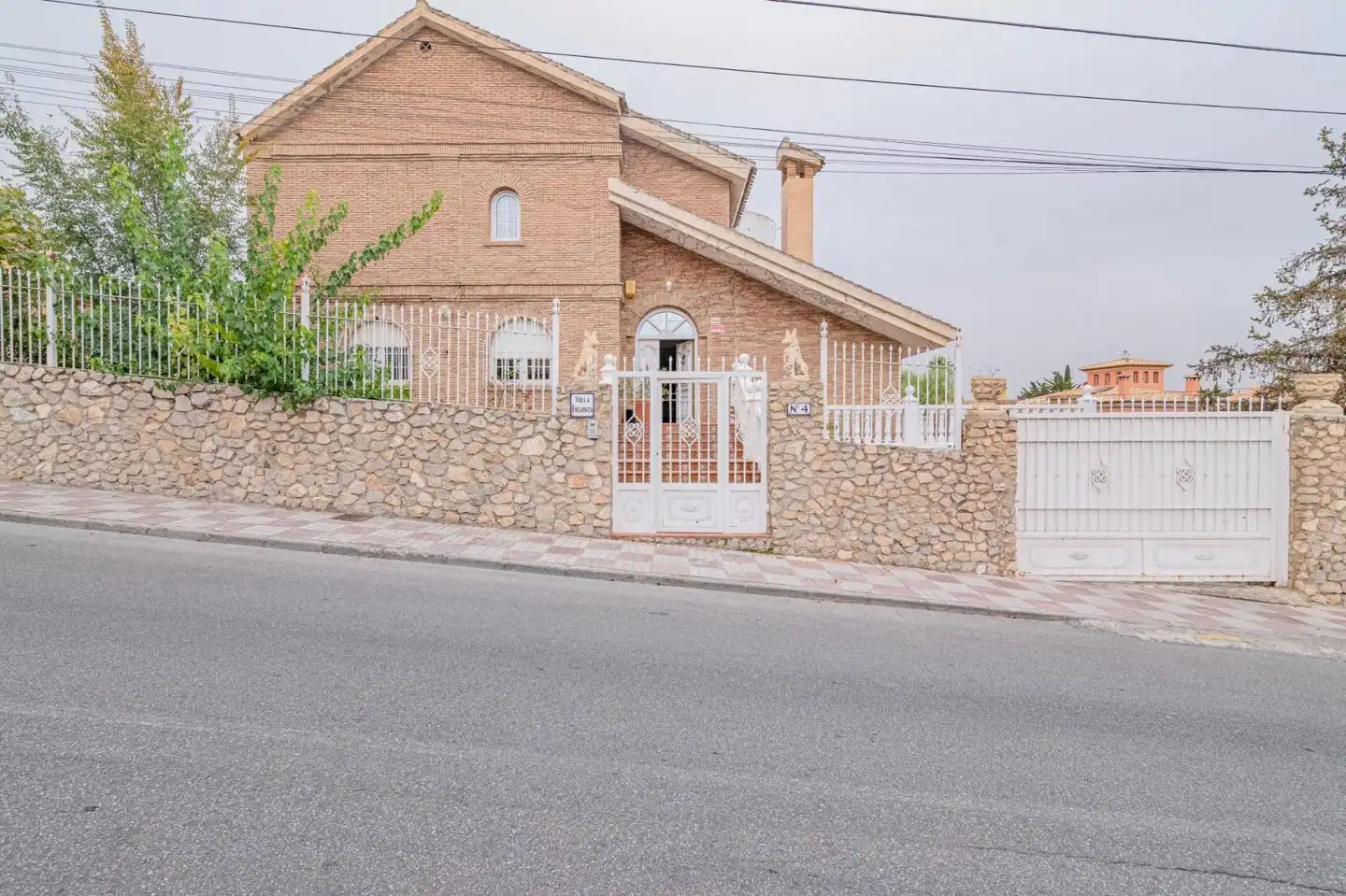 Vista exterior de Casa o xalet en venda en La Zubia amb Calefacció, Jardí privat i Terrassa