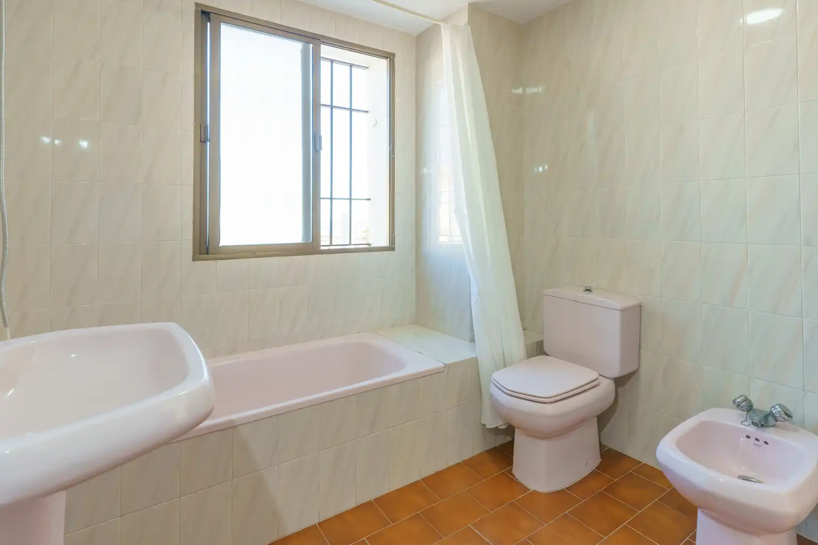 Baño de Piso en venta en Almonte con Terraza, Trastero y Amueblado