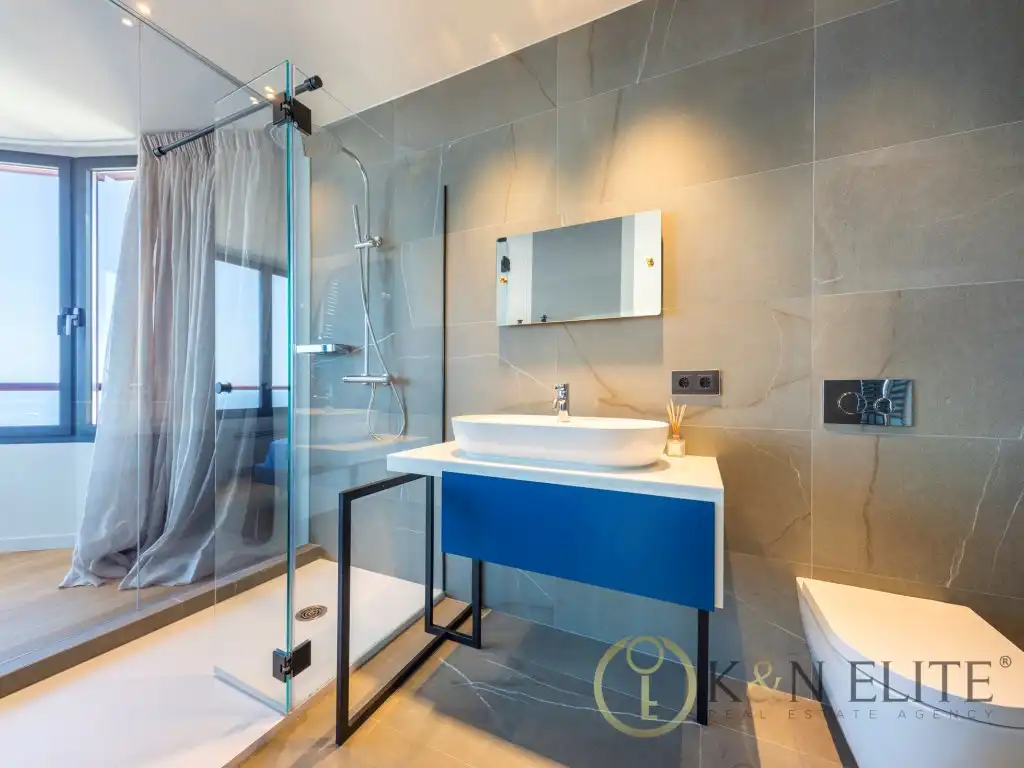 Bathroom of Flat for sale in Benidorm  with Air Conditioner, Heating and Private garden