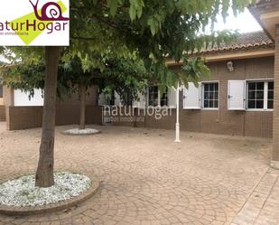 Vista exterior de Casa o xalet de lloguer en Paterna amb Aire condicionat, Jardí privat i Terrassa