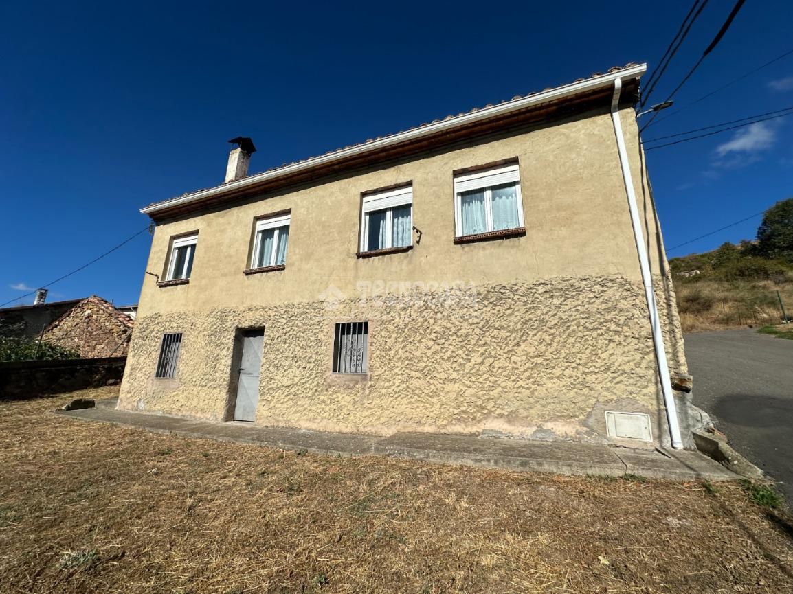 Vista exterior de Casa o xalet en venda en La Robla  amb Calefacció i Parquet