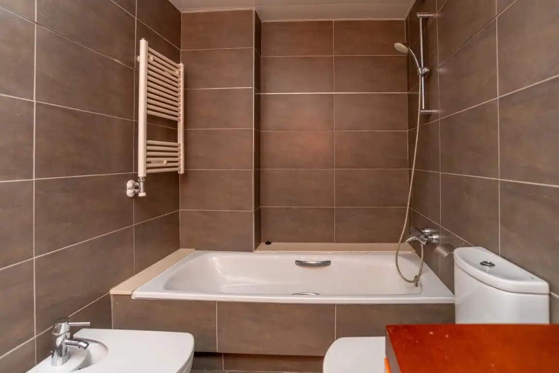 Badezimmer von Wohnung zum Verkauf in Badalona mit Heizung, Parkett und Terrasse