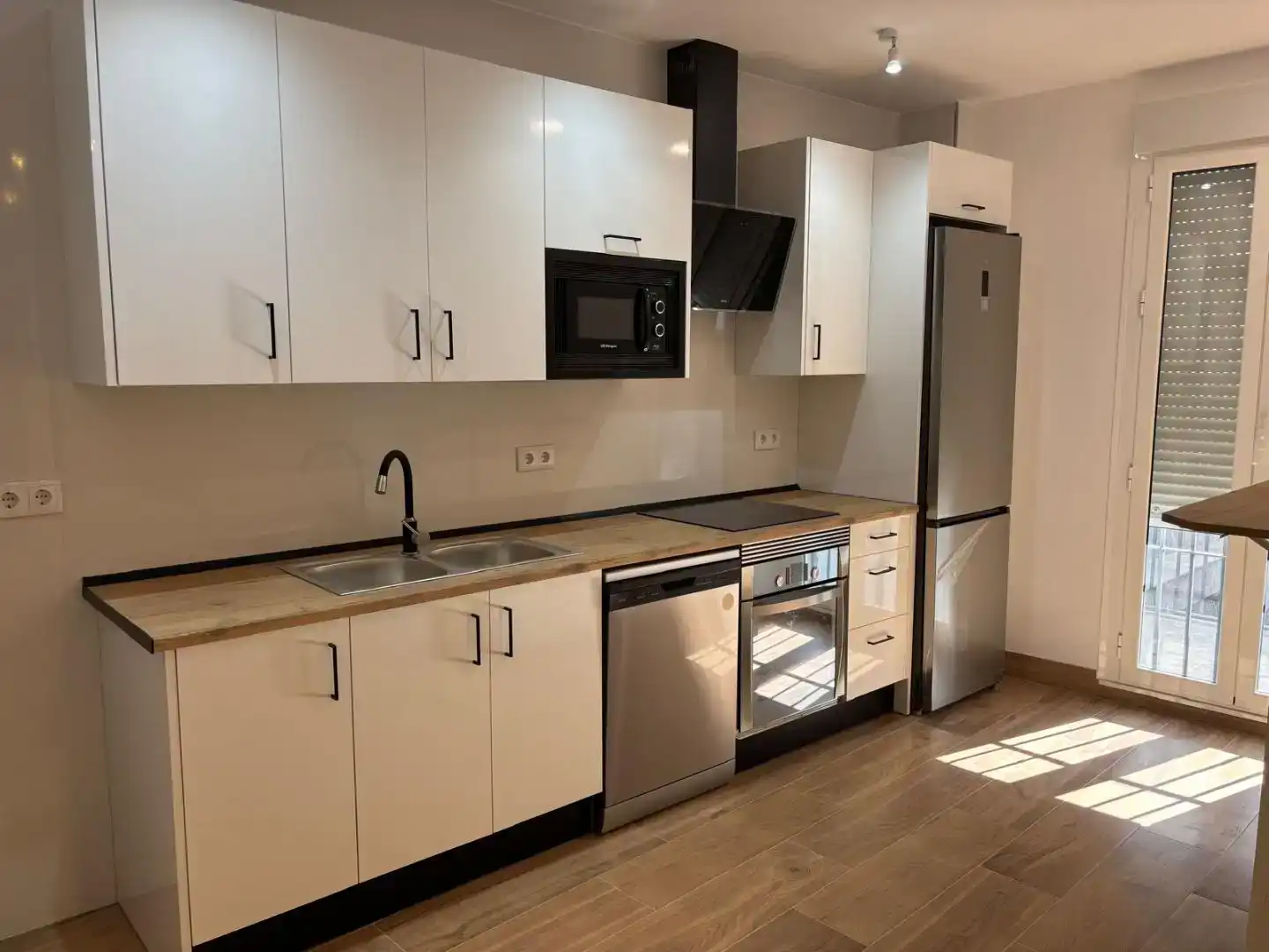 Cuina de Apartament de lloguer en Sevilla amb Aire condicionat, Parquet i Traster