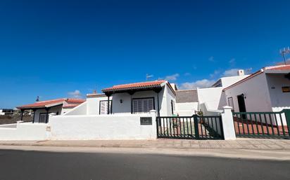 Vista exterior de Casa o xalet en venda en Arico amb Jardí privat, Terrassa i Traster