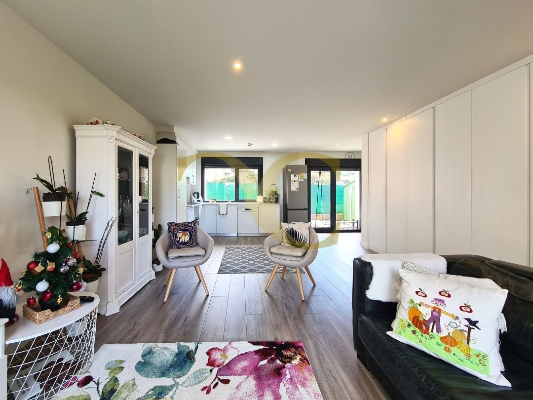 Sala d'estar de Casa adosada en venda en Noreña amb Aire condicionat, Calefacció i Jardí privat