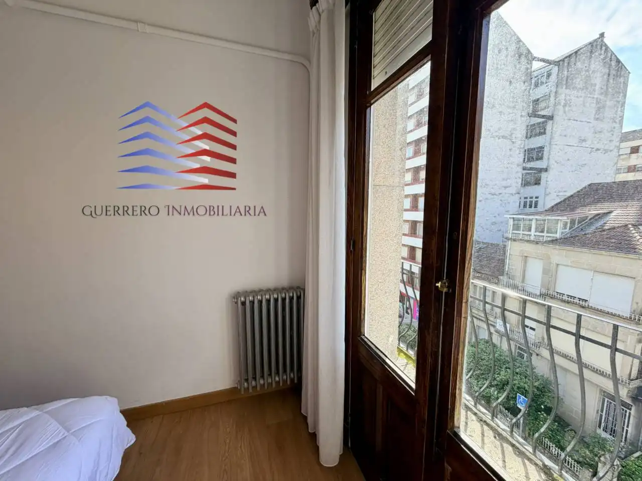 Dormitori de Apartament de lloguer en O Carballiño   amb Calefacció, Parquet i Moblat