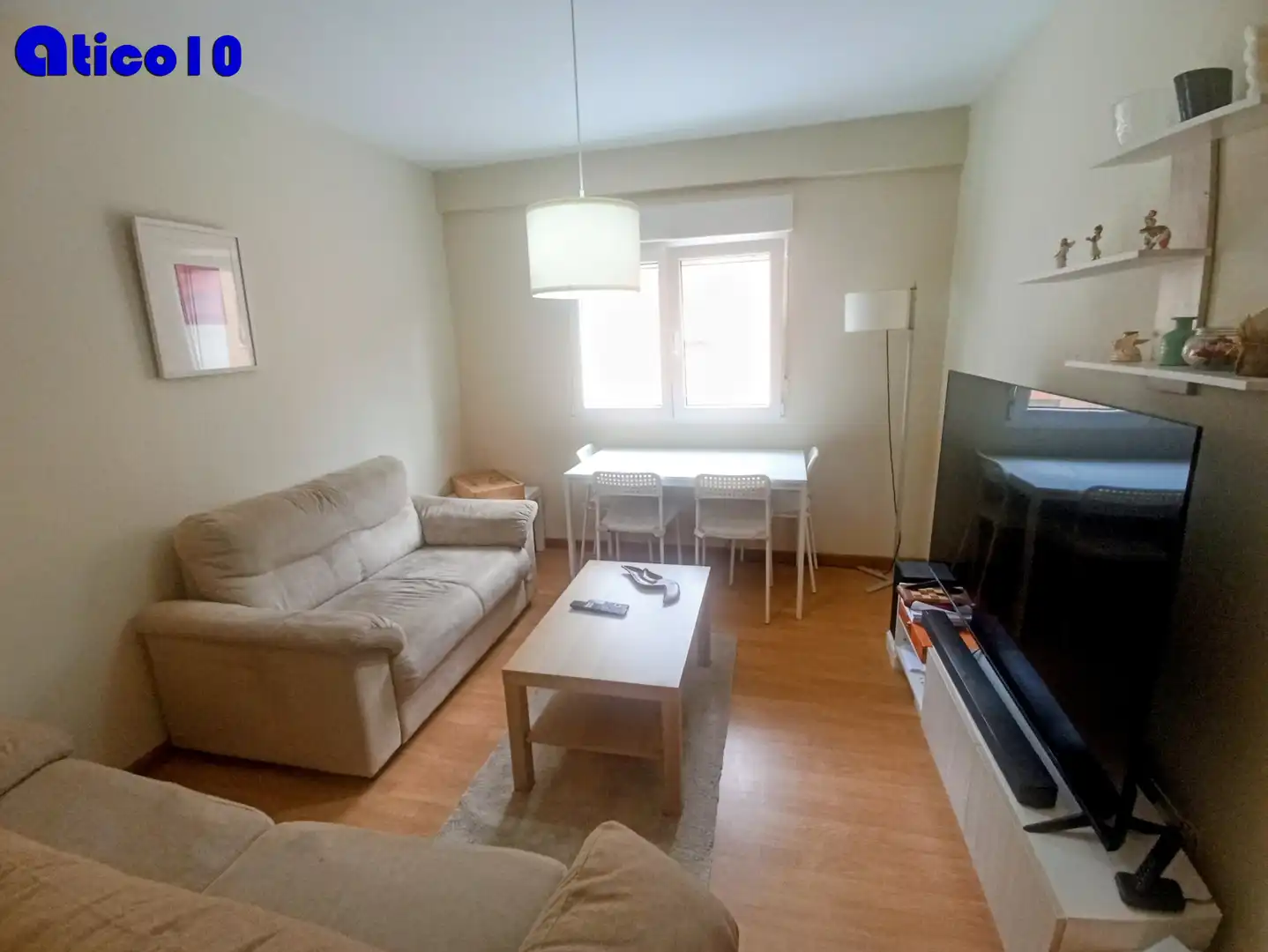 Sala d'estar de Pis en venda en Oviedo  amb Calefacció, Parquet i Traster