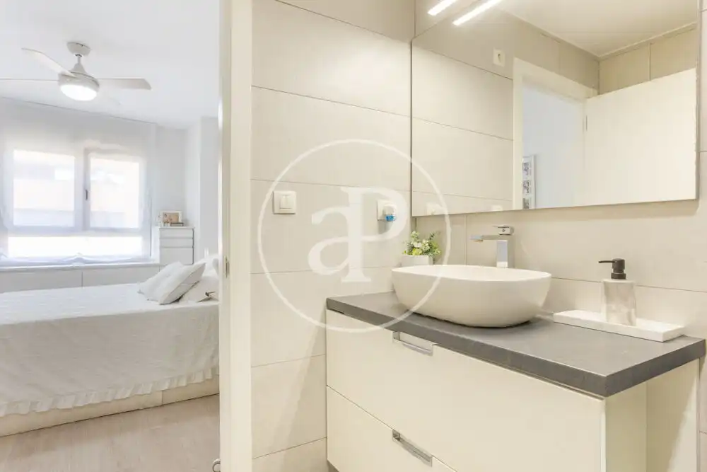 Bathroom of Flat for sale in Valencia  with Air Conditioner, Heating and Private garden