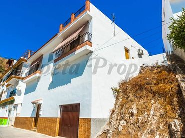 Casa amb balcó en venda a Cómpeta