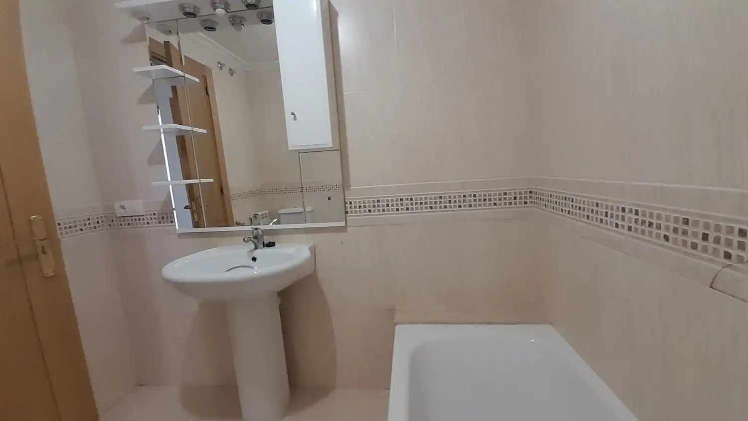 Bany de Àtic de lloguer en Santa Marta de Tormes amb Calefacció, Terrassa i Balcó