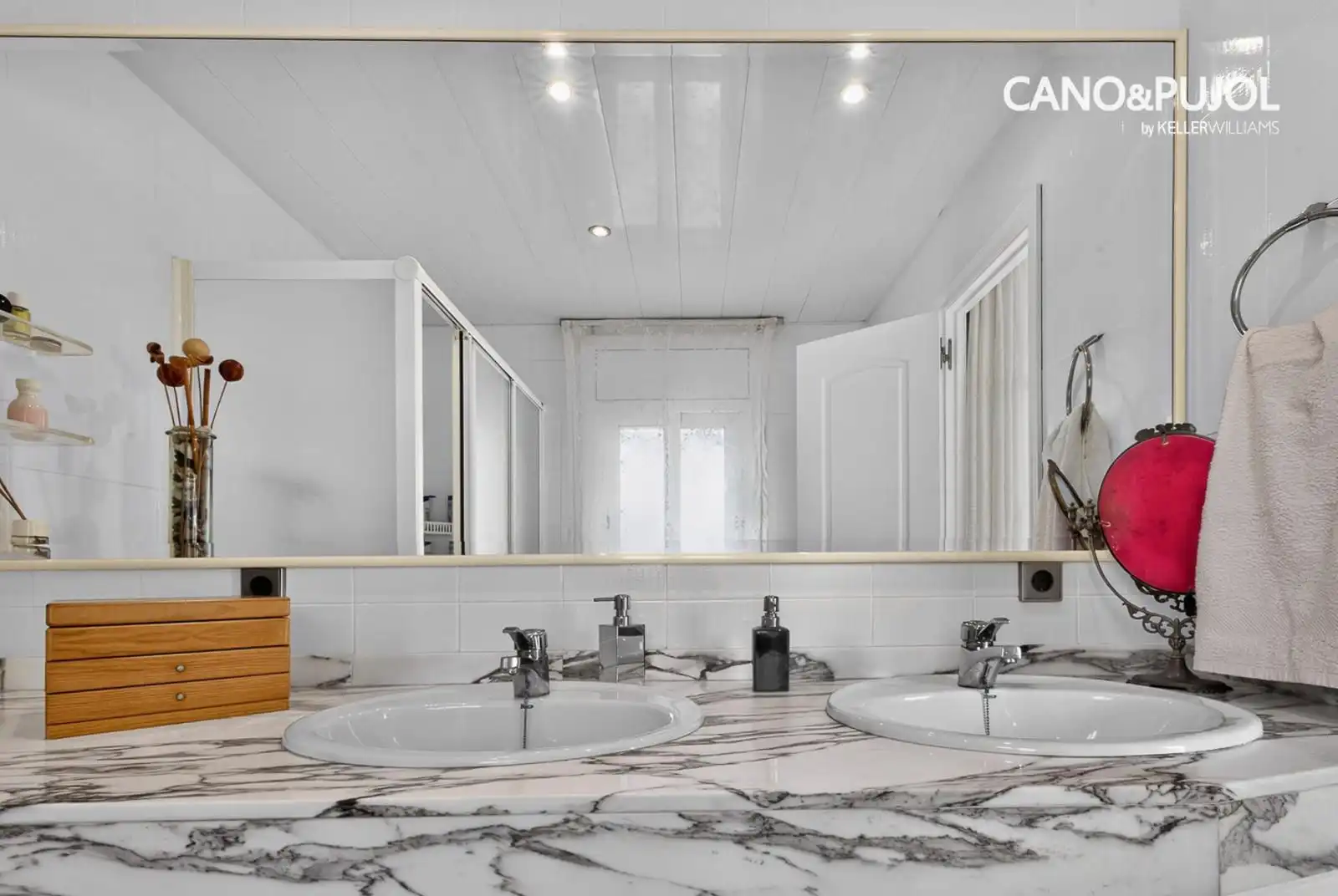 Bathroom of Houses for sale in Ca n'Oriol