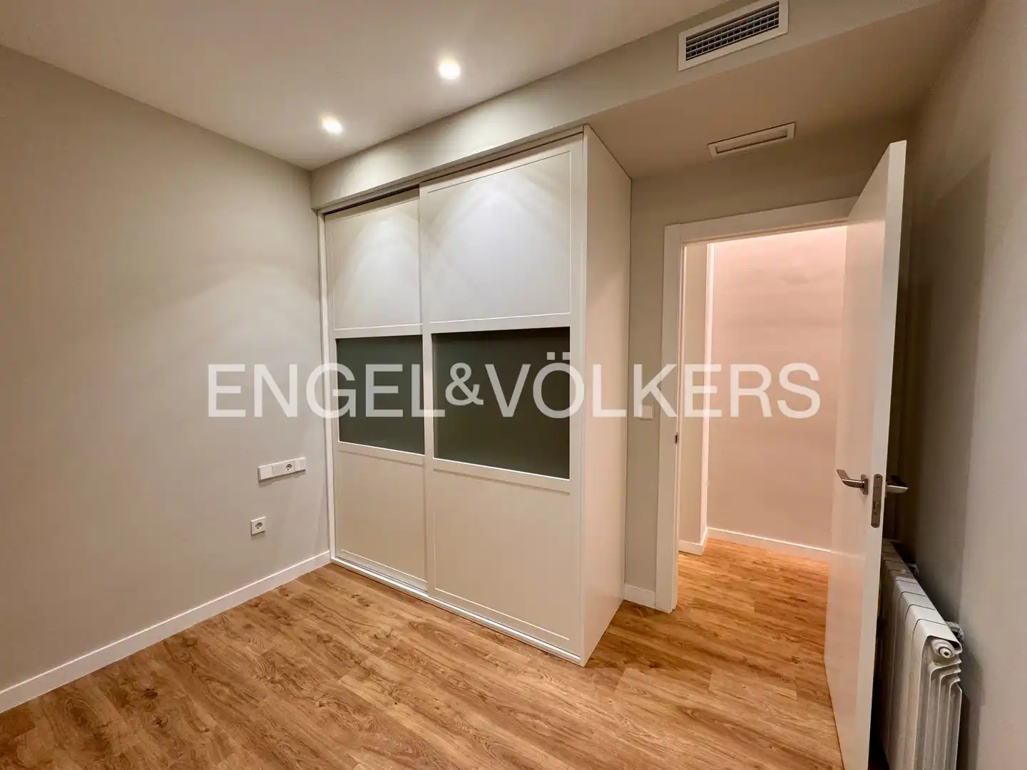 Bedroom of Flat for rent in Valencia  with Air Conditioner, Heating and Balcony
