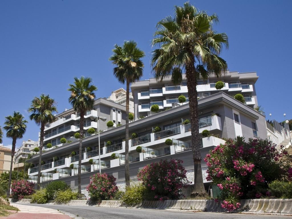 Vista exterior de Apartament de lloguer en Benalmádena amb Aire condicionat, Calefacció i Jardí privat