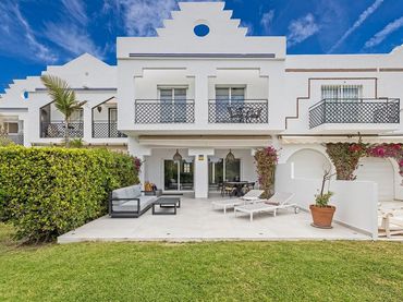 Reihenhaus mit Pool zum Verkauf in Urbanizacion Nva Andalucia Aloha 10C