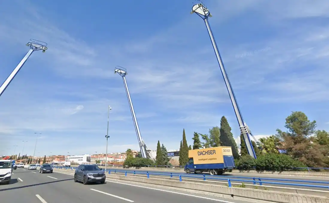 Vista exterior de Nau industrial en venda en Granada amb Calefacció