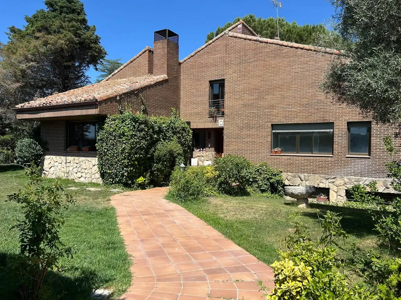 Vista exterior de Casa o chalet en venta en Majadahonda con Calefacción, Jardín privado y Parquet