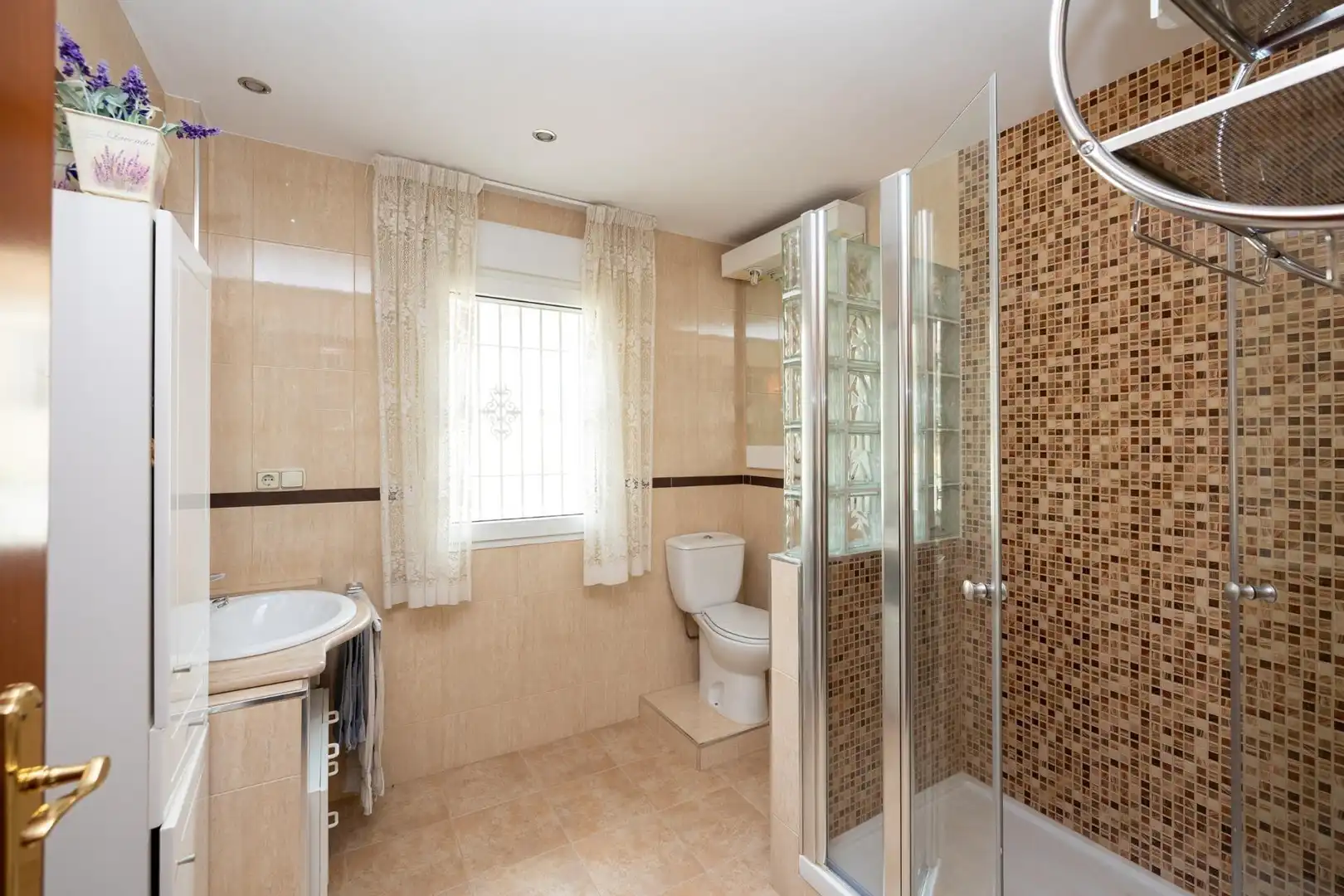 Bathroom of Houses for sale in Barrio de la Vega