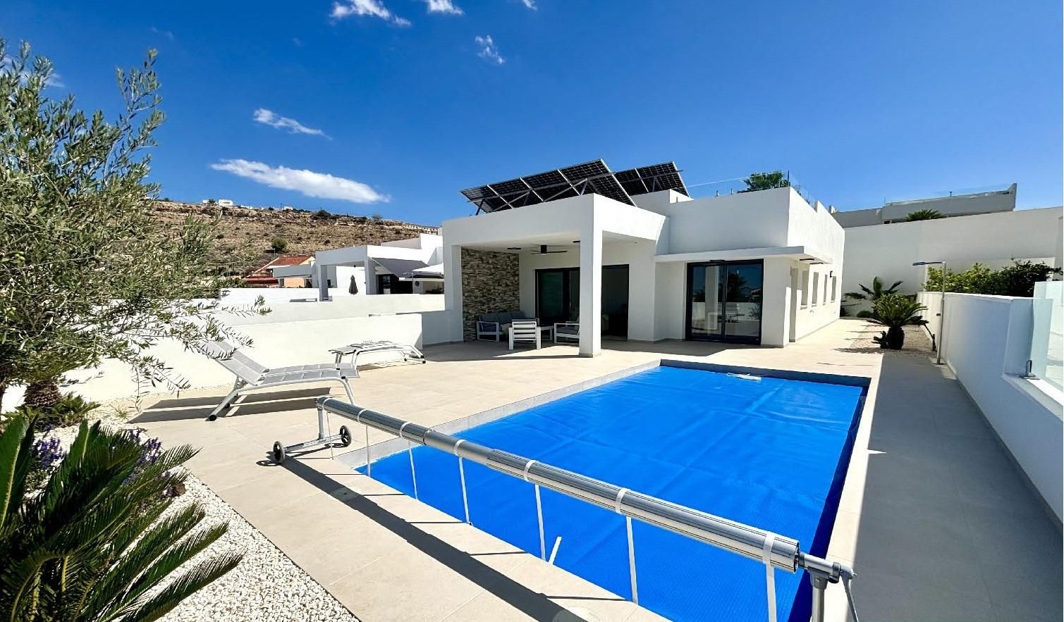 Vista exterior de Casa o xalet en venda en Benijófar amb Jardí privat, Terrassa i Piscina