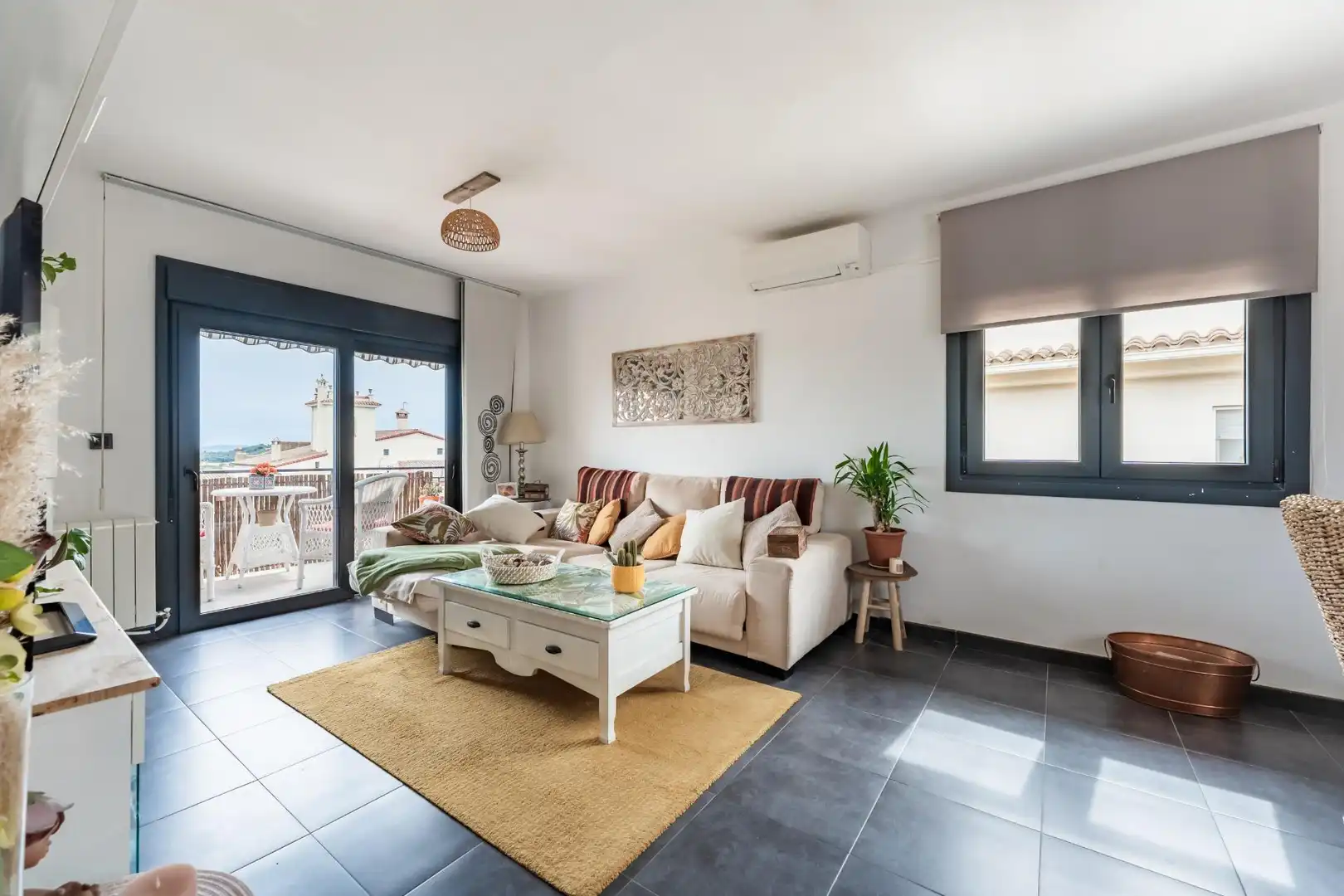 Sala de estar de Casa adosada en venta en Bigues i Riells del Fai con Aire acondicionado, Calefacción y Jardín privado