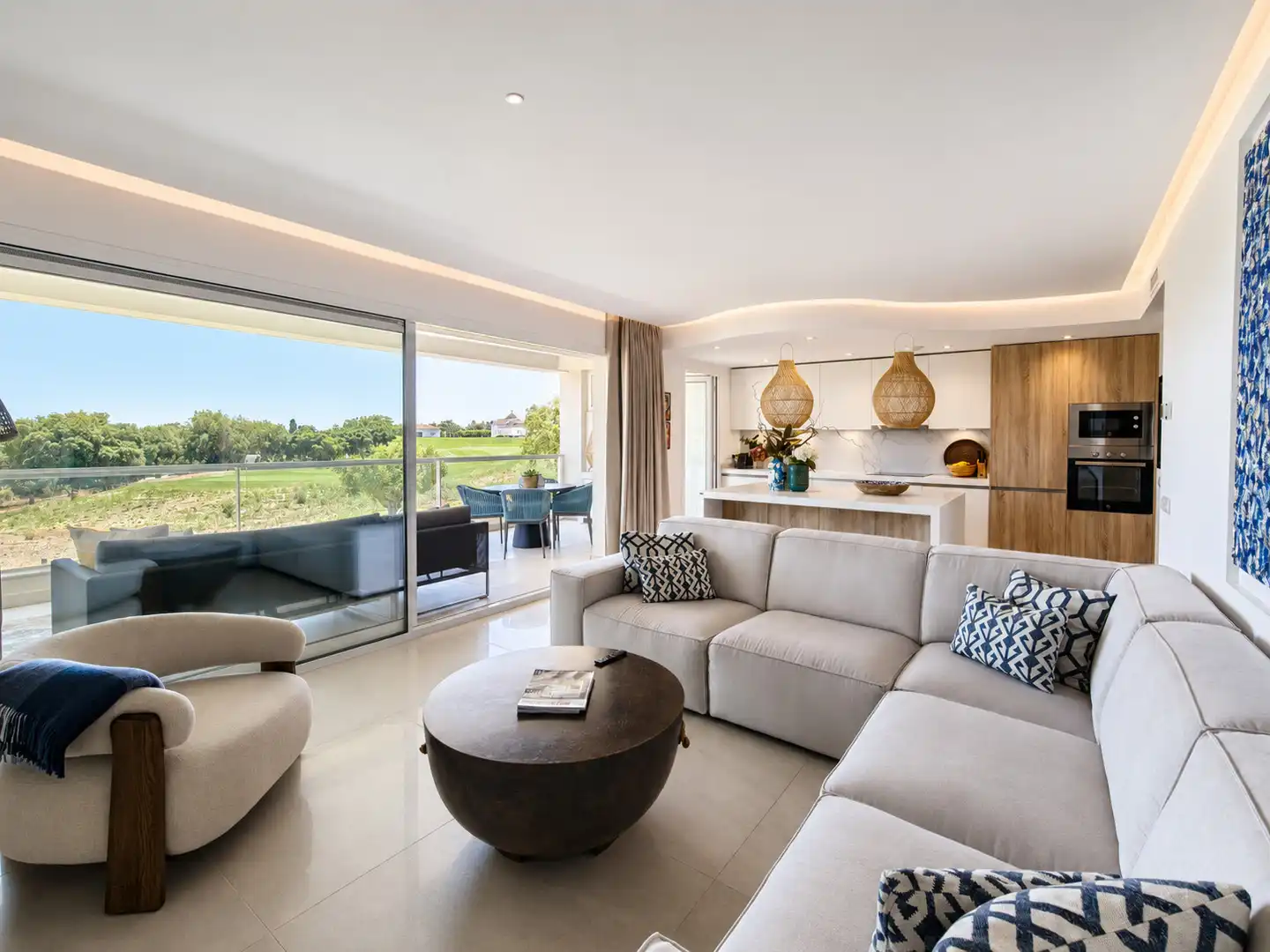 Sala de estar de Piso en venta en Sotogrande con Aire acondicionado, Calefacción y Terraza