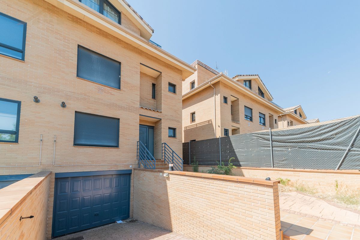 Exterior view of Single-family semi-detached for sale in Arroyomolinos (Madrid)  with Air Conditioner, Heating and Private garden